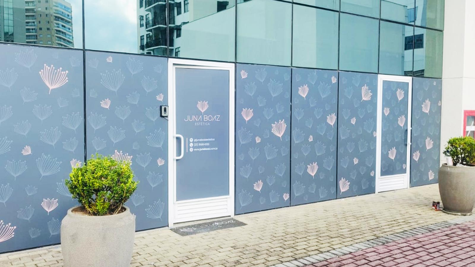 7 ideias de paredes decorativas para empresas modernas