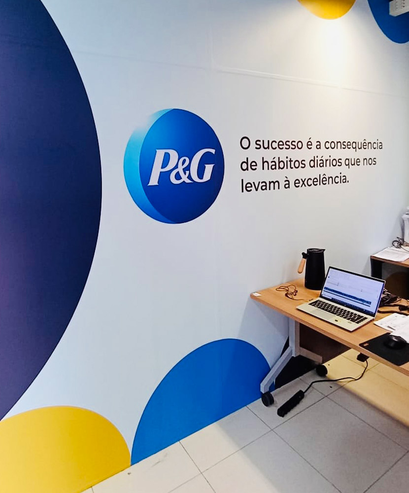 Parede com logotipo da empresa